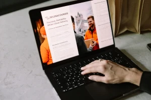 Selena Courier website open on a laptop while arranging delivery