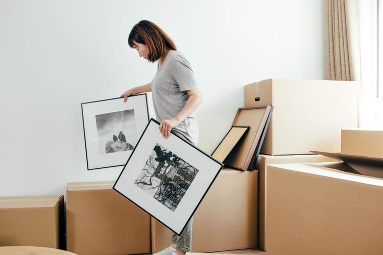 Selena Courier moving house service