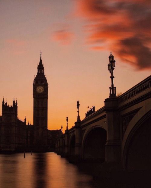 Nightlife Courier Delivering Supplies in London