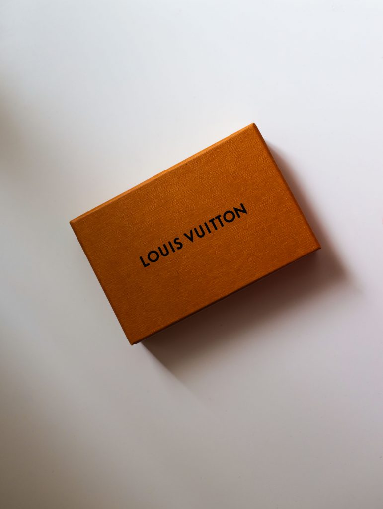 London’s art and antiques market relies on trusted couriers for secure, same-day deliveries. Learn how specialist couriers ensure safe and damage-free transport for valuable artwork.